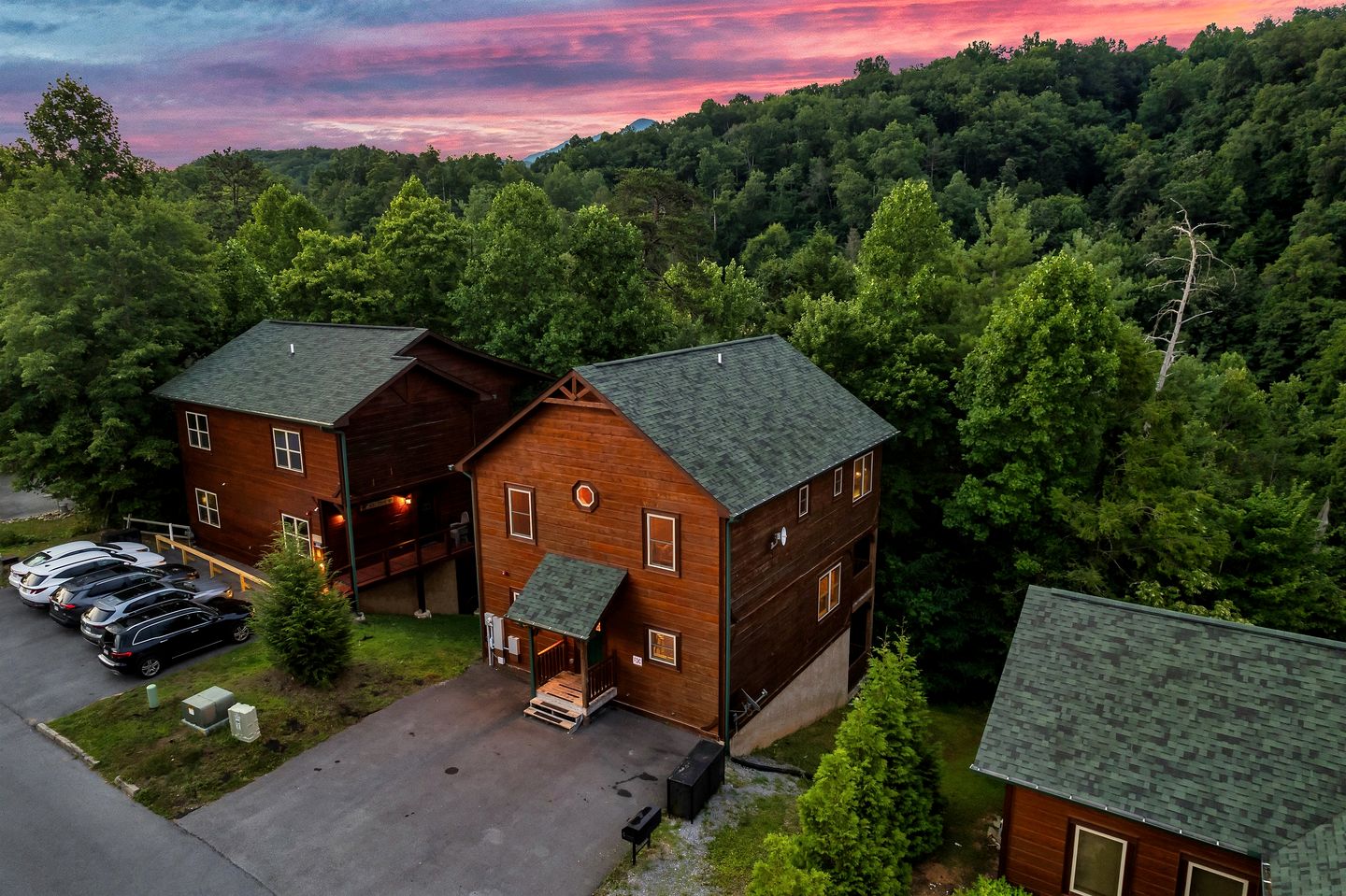 Charming Mountain Cabin with Theater Room and Pool Table in Tennessee