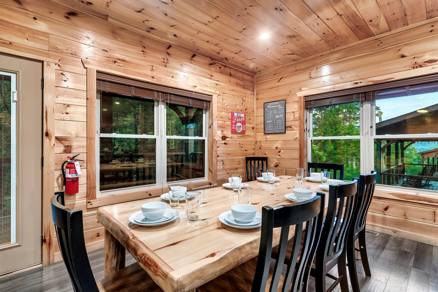 Charming Mountain Cabin with Theater Room and Pool Table in Tennessee