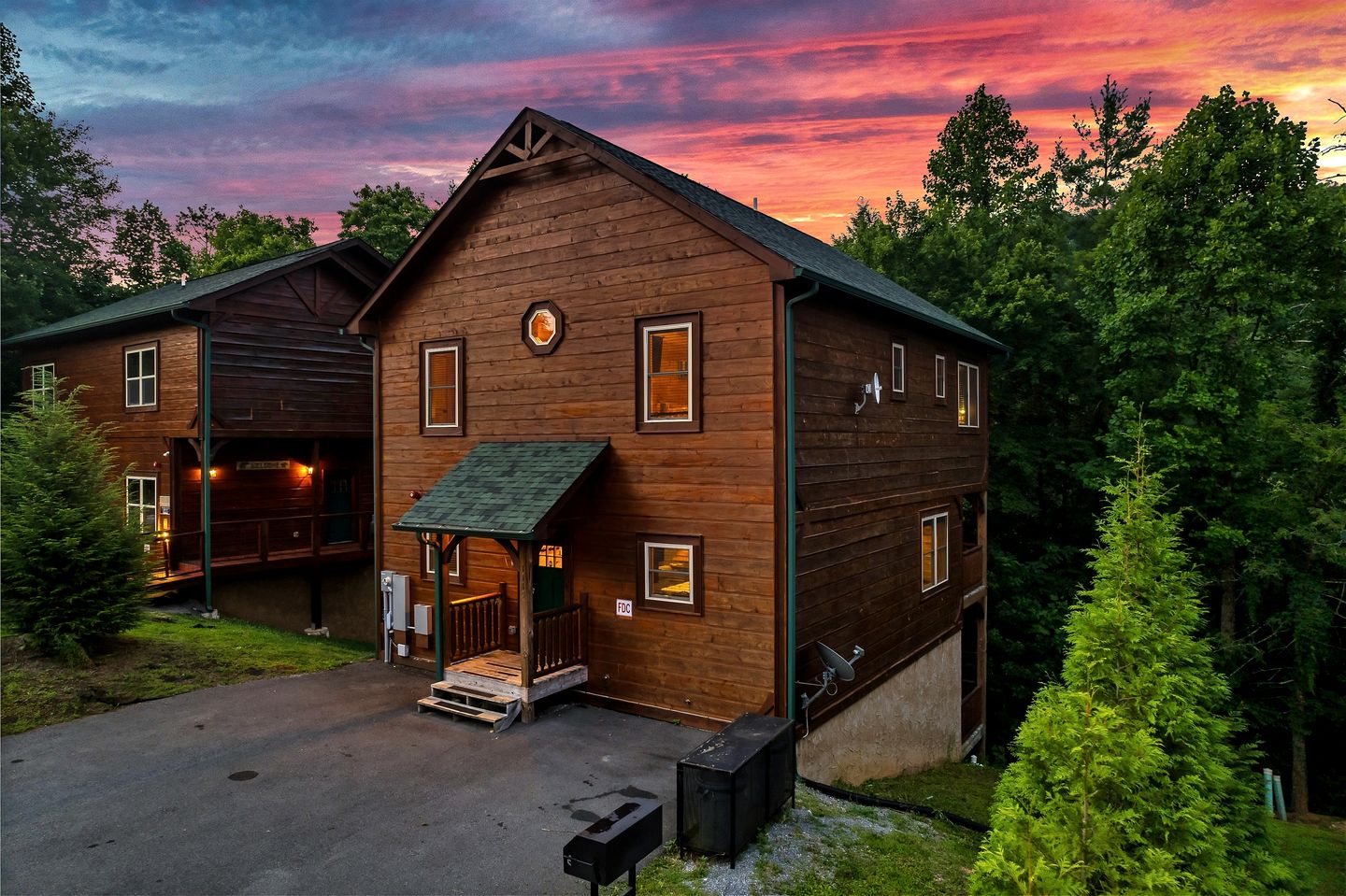 Charming Mountain Cabin with Theater Room and Pool Table in Tennessee