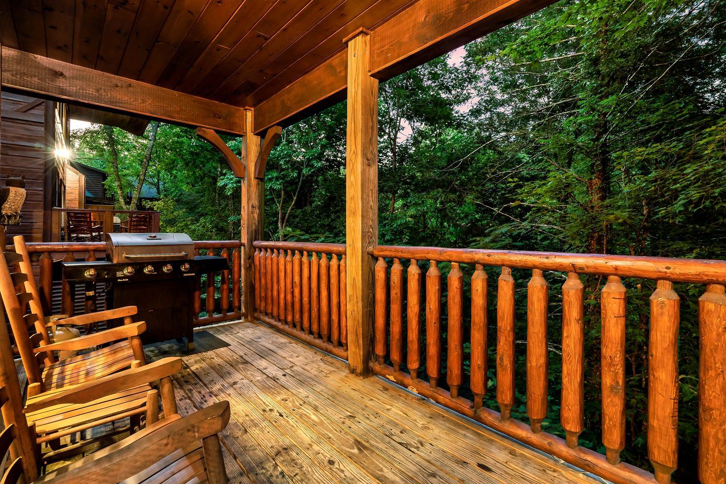 Charming Mountain Cabin with Theater Room and Pool Table in Tennessee