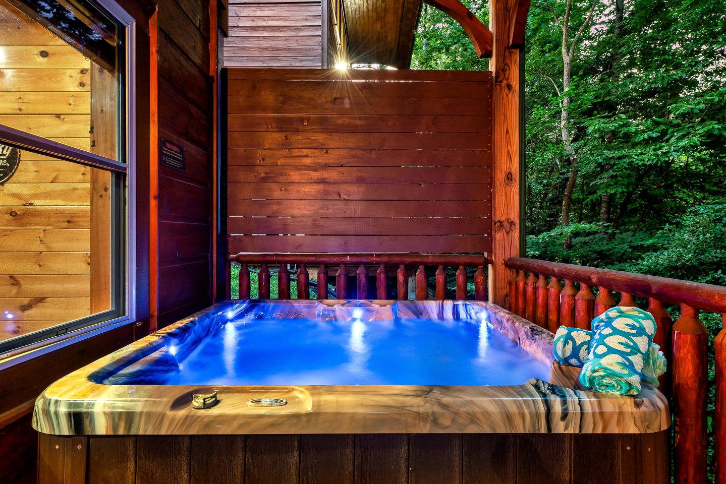 Charming Mountain Cabin with Theater Room and Pool Table in Tennessee