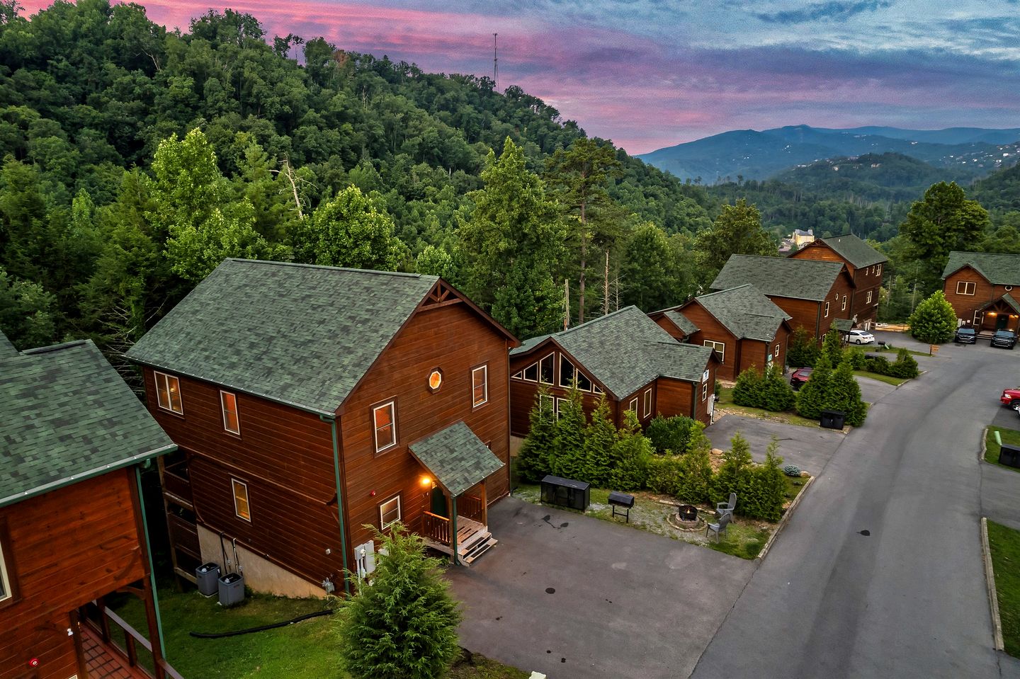 Charming Mountain Cabin with Theater Room and Pool Table in Tennessee