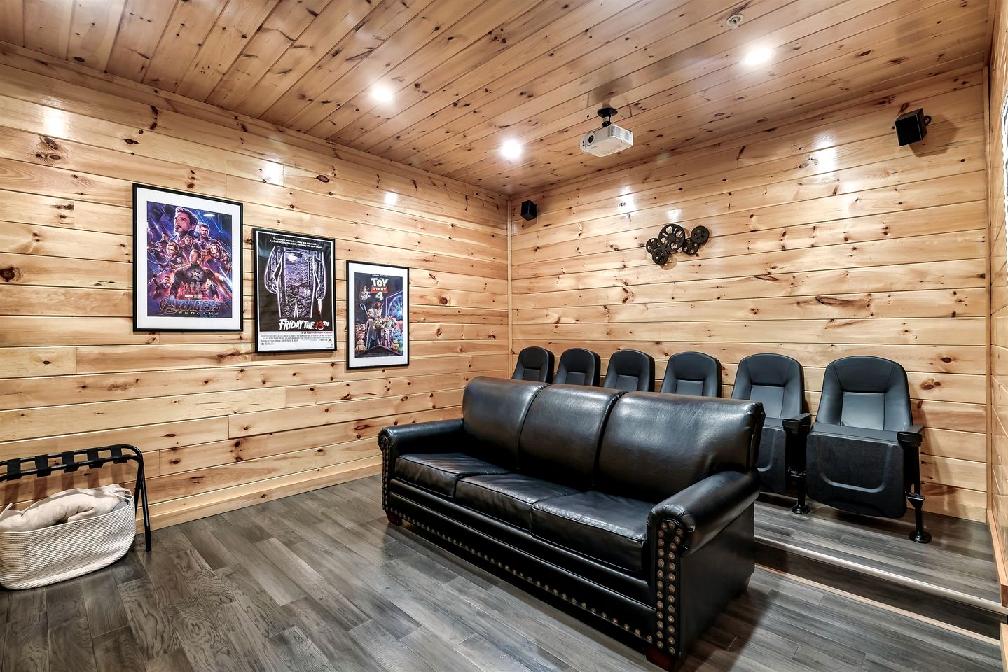 Charming Mountain Cabin with Theater Room and Pool Table in Tennessee