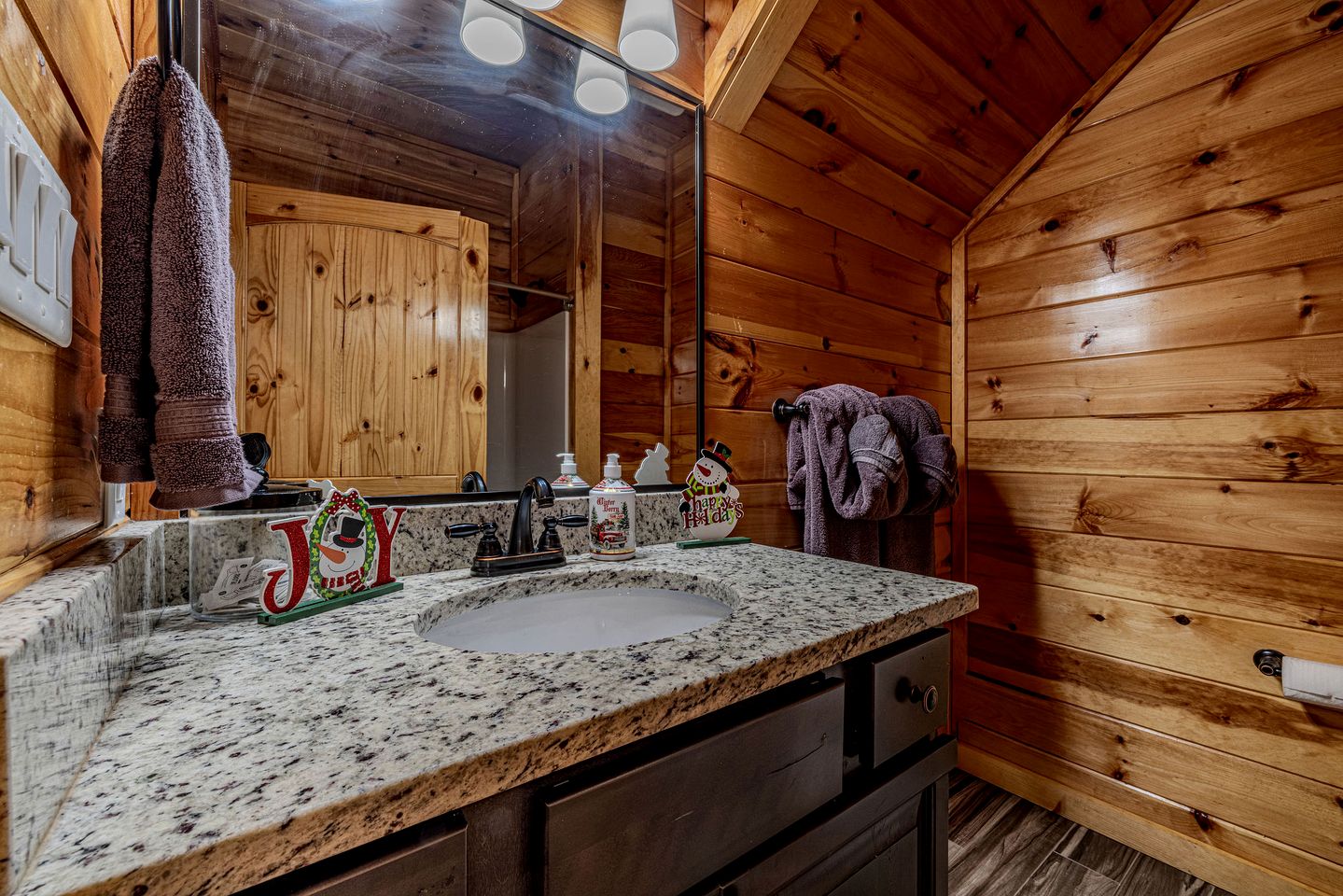 Charming Mountain Cabin with Theater Room and Pool Table in Tennessee