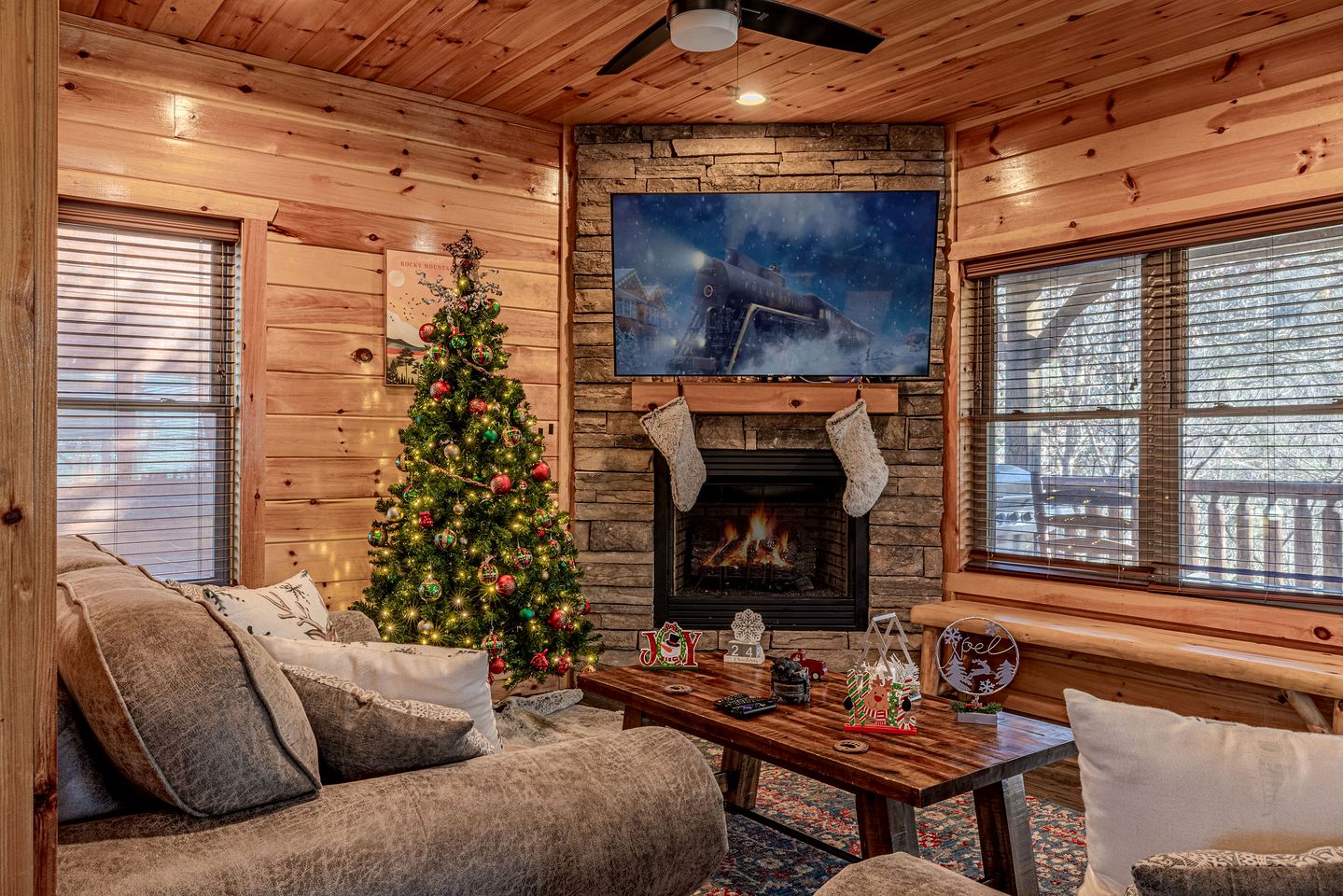 Charming Mountain Cabin with Theater Room and Pool Table in Tennessee