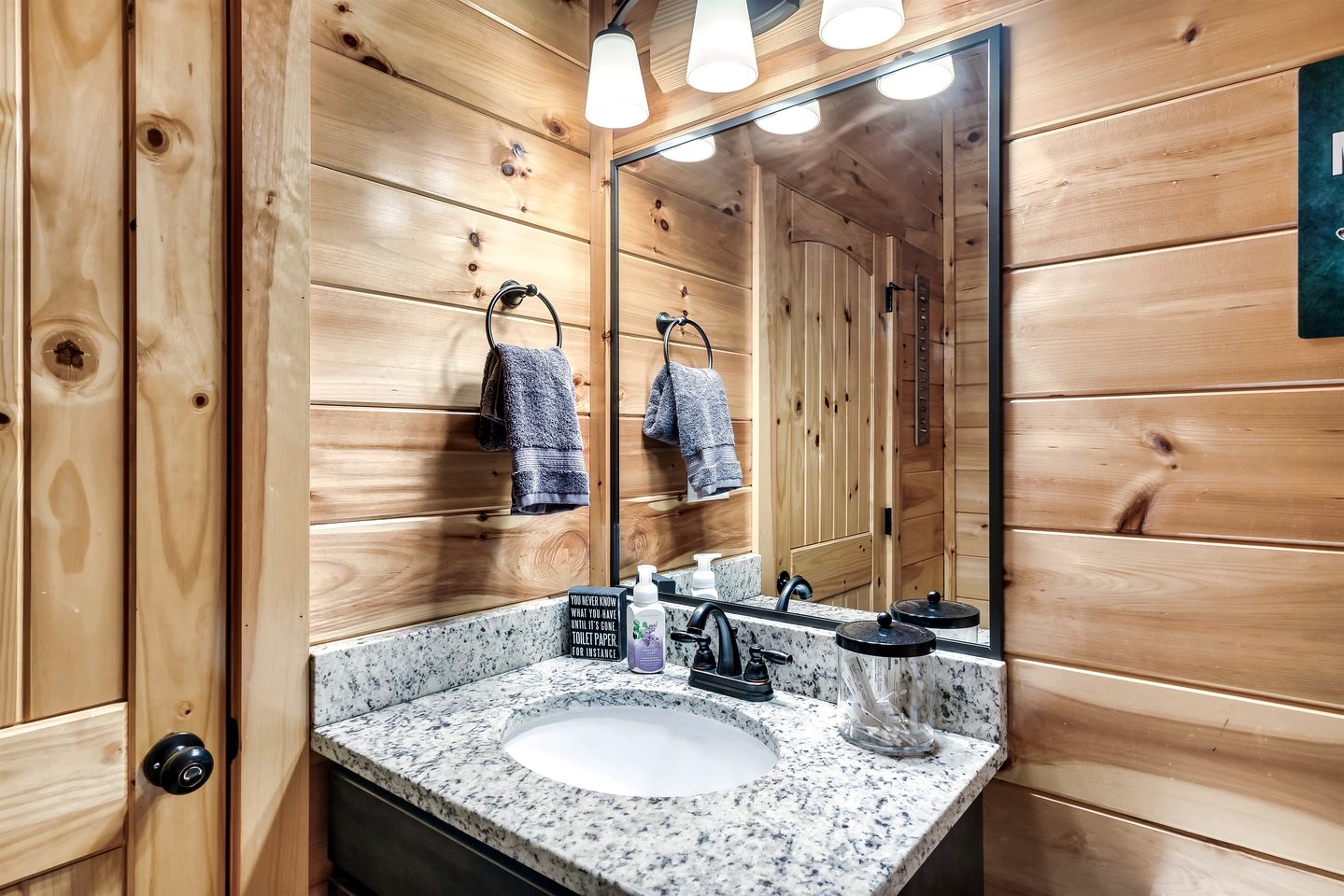 Charming Mountain Cabin with Theater Room and Pool Table in Tennessee