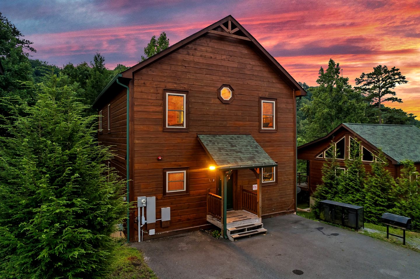 Charming Mountain Cabin with Theater Room and Pool Table in Tennessee