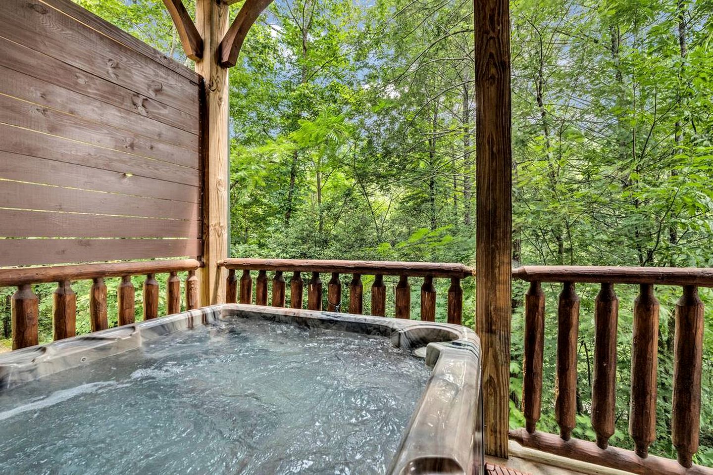 Charming Mountain Cabin with Theater Room and Pool Table in Tennessee