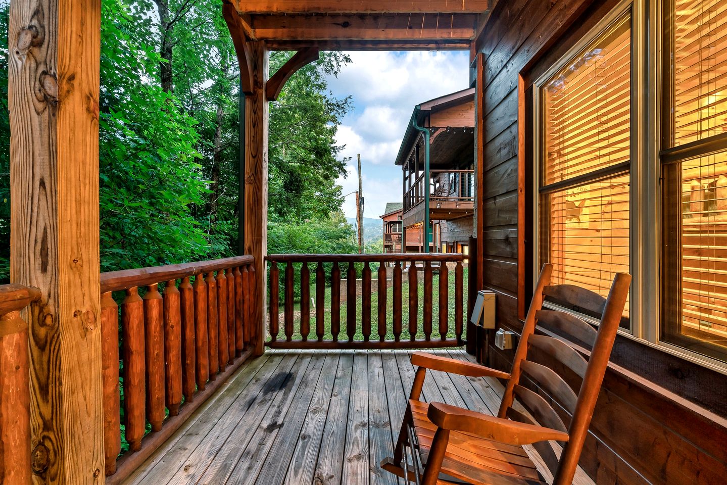 Charming Mountain Cabin with Theater Room and Pool Table in Tennessee