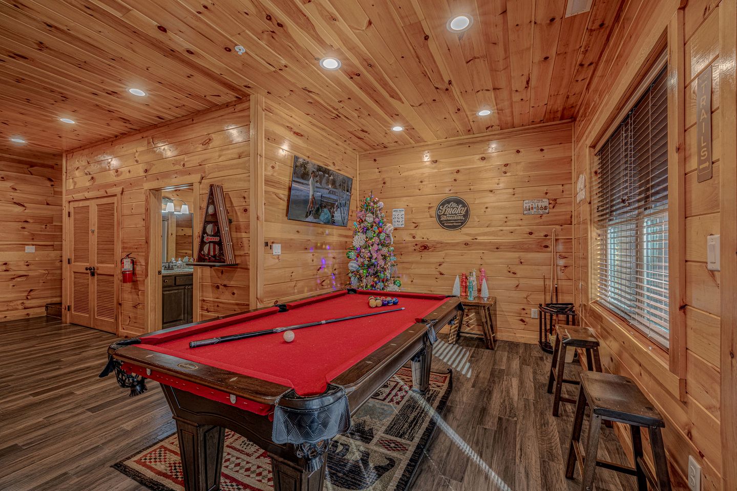 Charming Mountain Cabin with Theater Room and Pool Table in Tennessee
