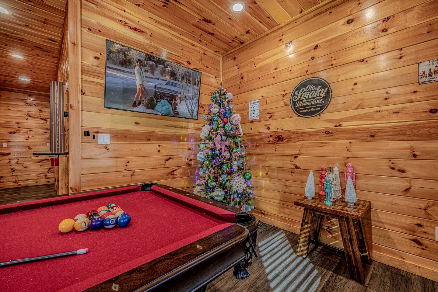 Charming Mountain Cabin with Theater Room and Pool Table in Tennessee