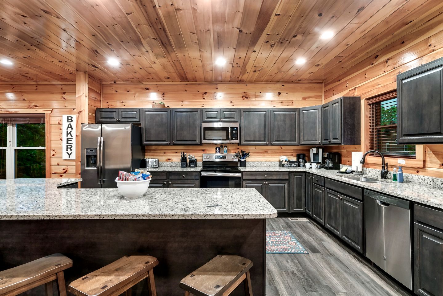 Charming Mountain Cabin with Theater Room and Pool Table in Tennessee