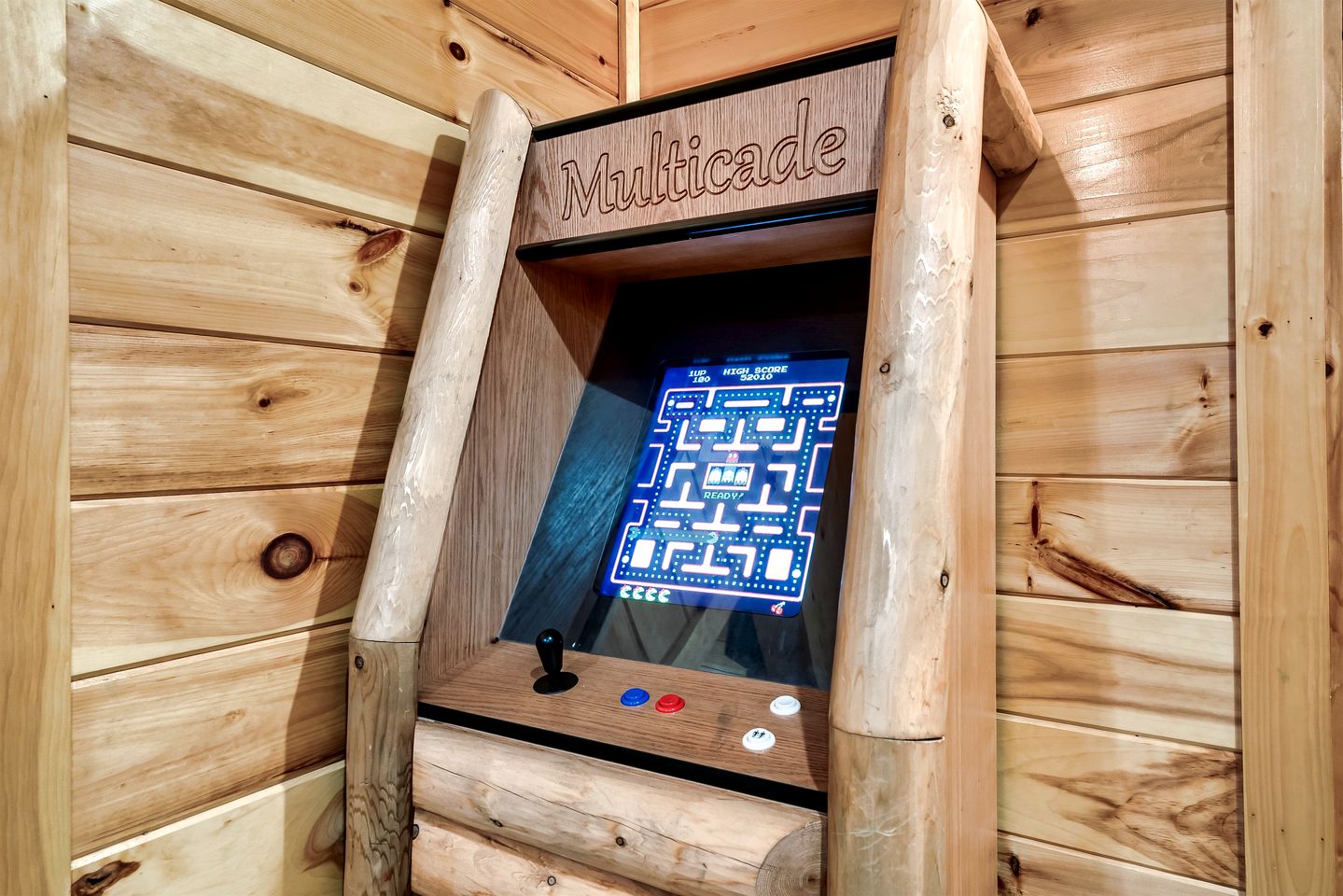 Charming Mountain Cabin with Theater Room and Pool Table in Tennessee