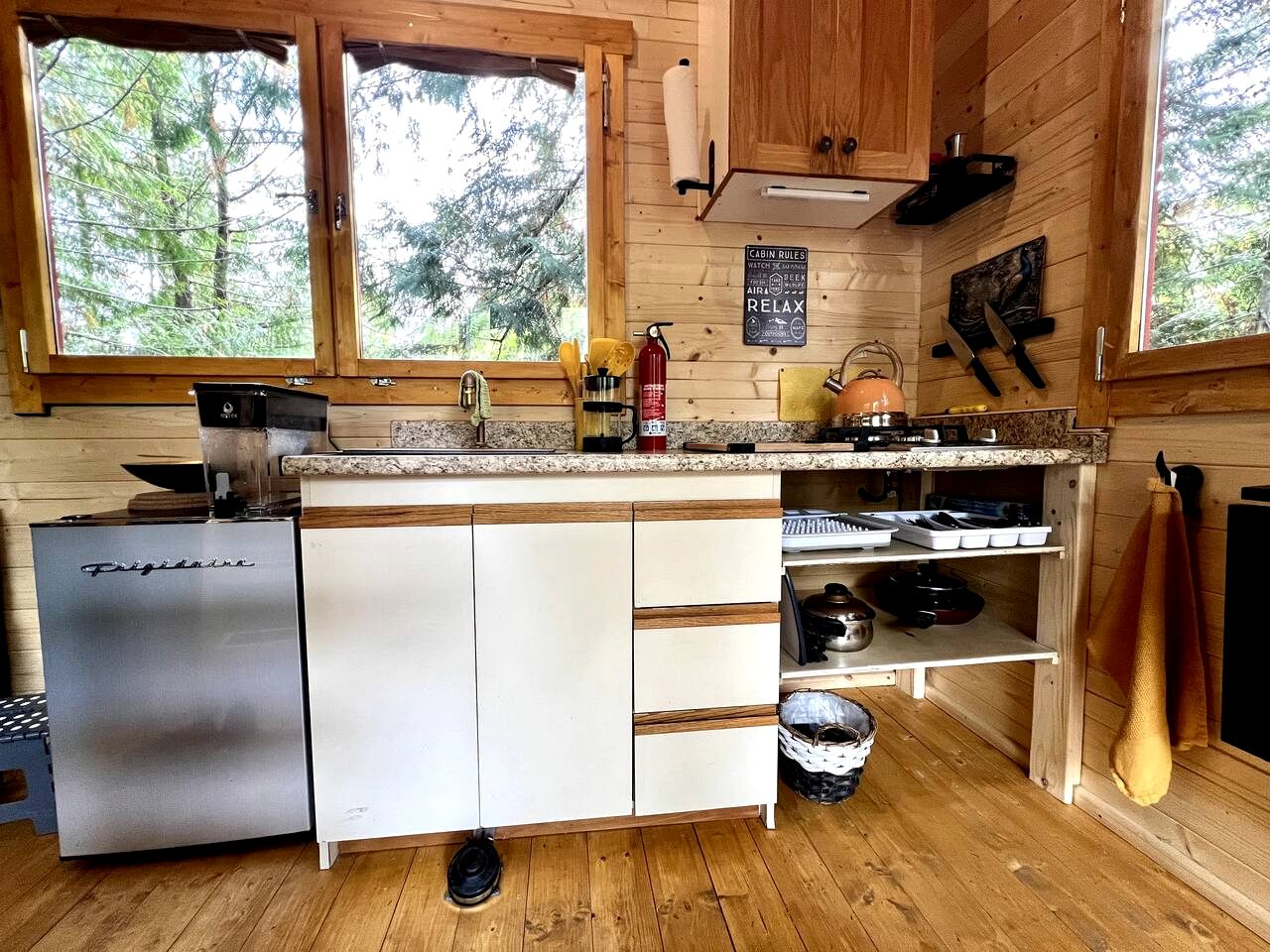 Charming, Rustic Cabin with Loft and Kitchenette, Nestled in the Wilderness of Halfmoon Bay, BC