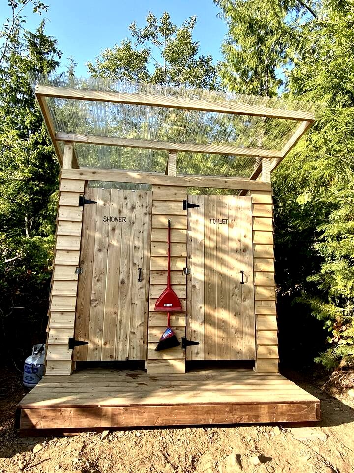 Charming, Rustic Cabin with Loft and Kitchenette, Nestled in the Wilderness of Halfmoon Bay, BC