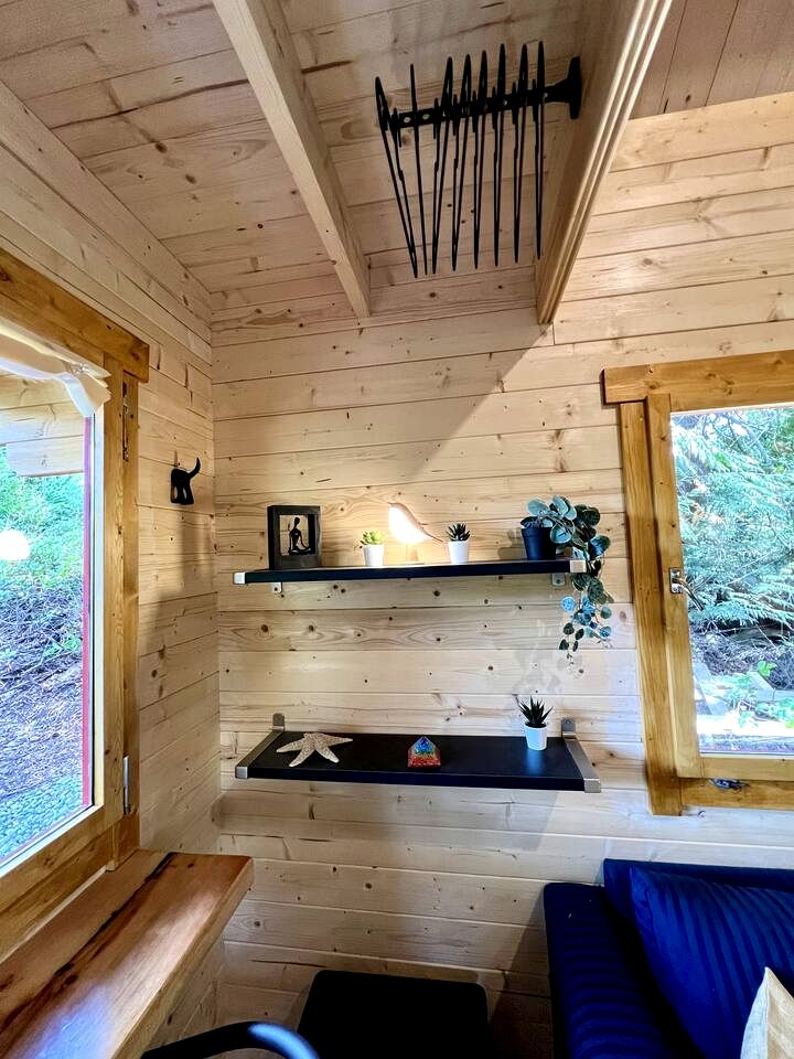 Charming, Rustic Cabin with Loft and Kitchenette, Nestled in the Wilderness of Halfmoon Bay, BC