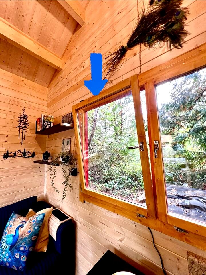 Charming, Rustic Cabin with Loft and Kitchenette, Nestled in the Wilderness of Halfmoon Bay, BC