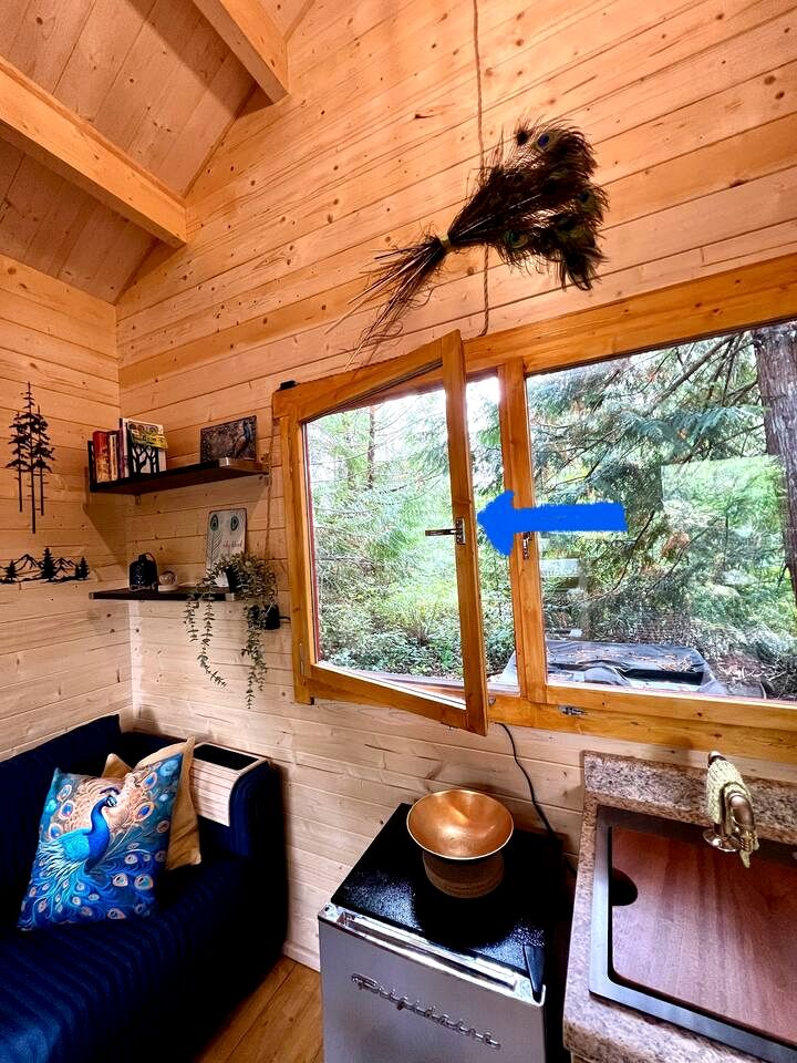 Charming, Rustic Cabin with Loft and Kitchenette, Nestled in the Wilderness of Halfmoon Bay, BC