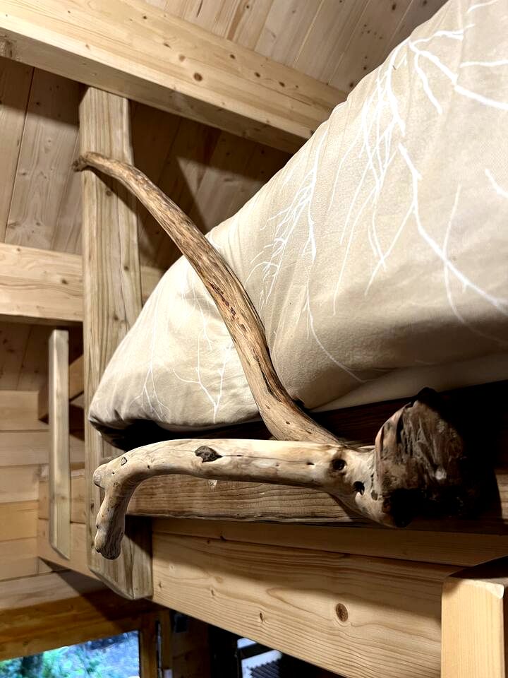 Charming, Rustic Cabin with Loft and Kitchenette, Nestled in the Wilderness of Halfmoon Bay, BC