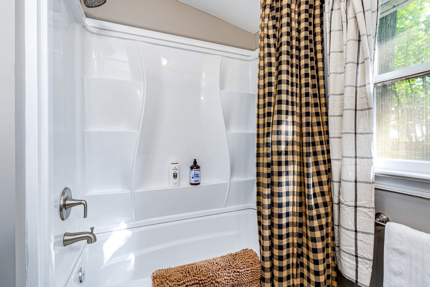 Charming Dog-Friendly Cabin with Hot Tub and Fire Pit - Pond Access Makes This the Perfect Cabin for Your Fishing Getaway in Berkeley Springs, WV