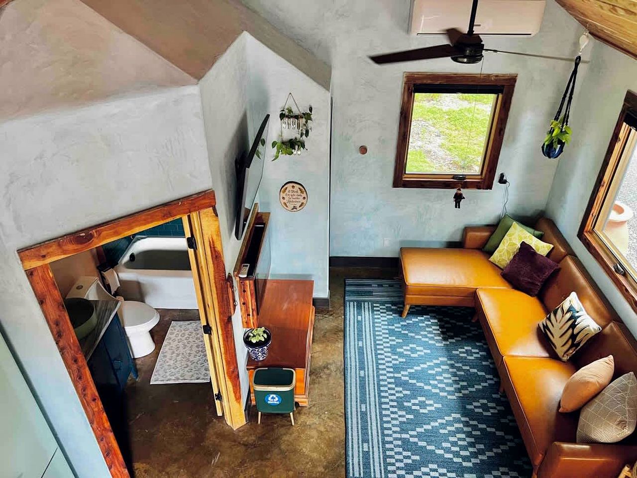 Charming Pet-Friendly Cabin with Stunning Mountain Views in Chattanooga, Tennessee