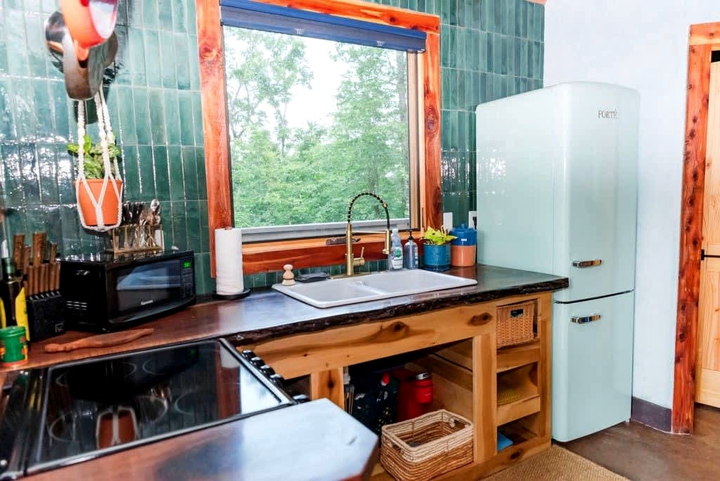 Charming Pet-Friendly Cabin with Stunning Mountain Views in Chattanooga, Tennessee