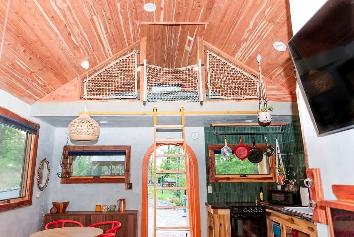 Charming Pet-Friendly Cabin with Stunning Mountain Views in Chattanooga, Tennessee