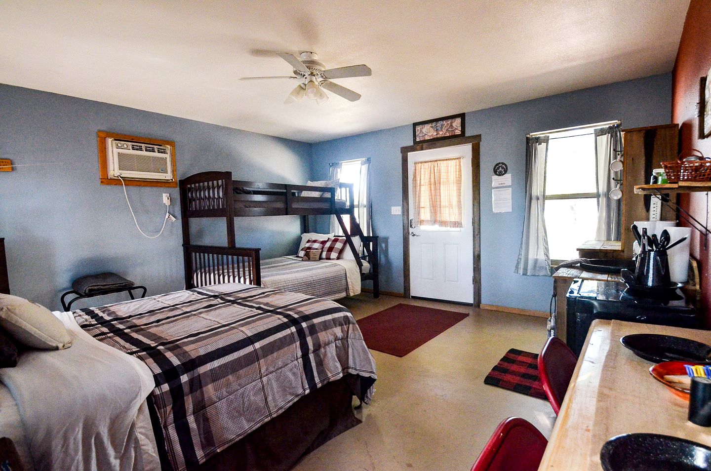 Charming Pet-Friendly Hill Country Cabin with Dark-Sky Stargazing near Mountain Home, Texas