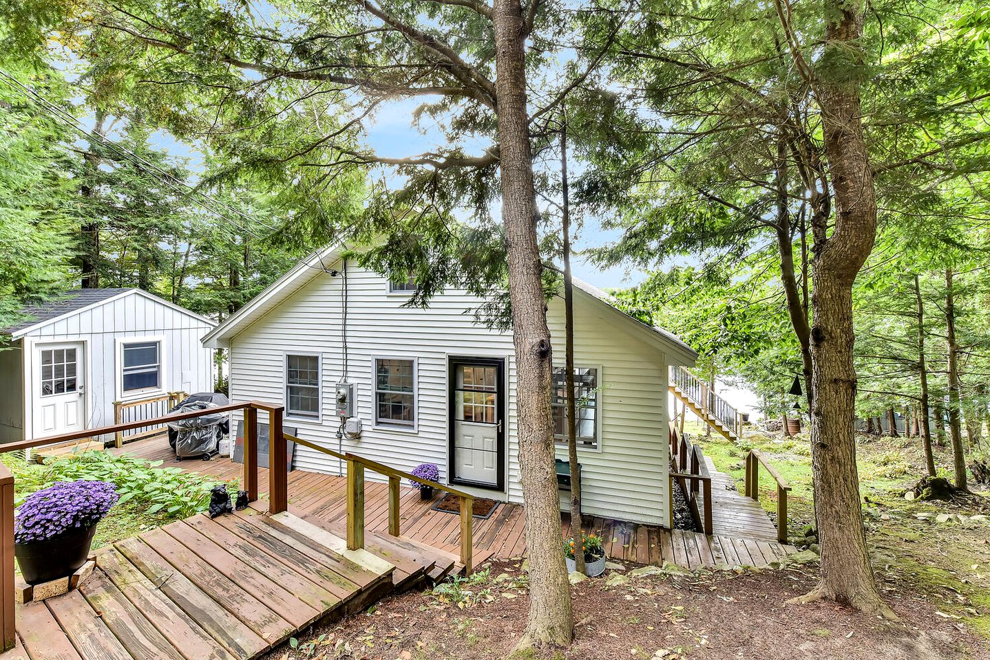 Charming, Pet Friendly Lakefront Cabin in Belgrade, Maine, Perfect for a Weekend Getaway with Friends