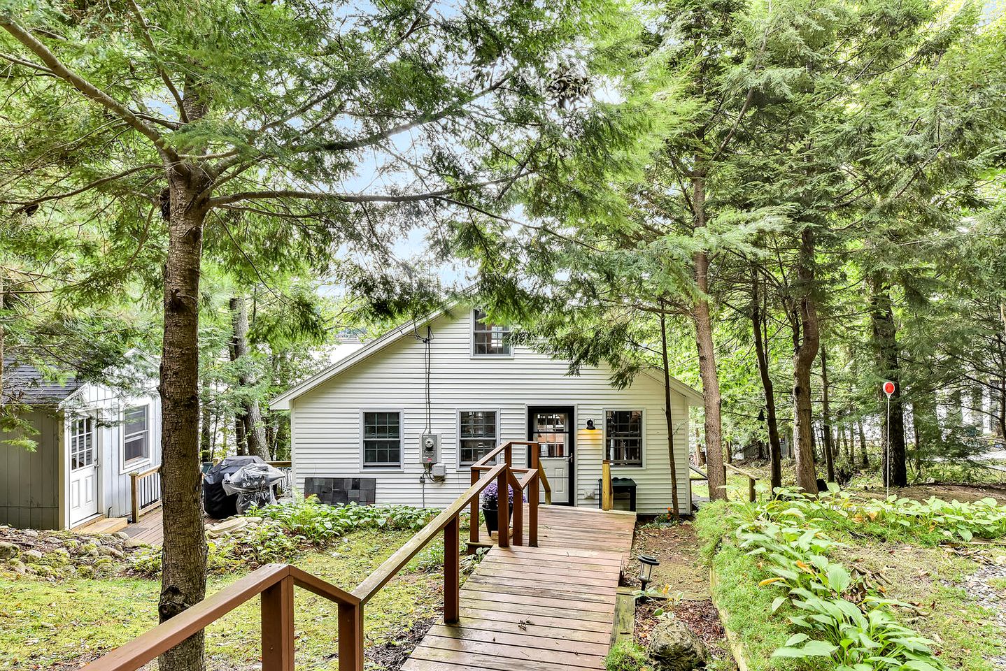 Charming, Pet Friendly Lakefront Cabin in Belgrade, Maine, Perfect for a Weekend Getaway with Friends