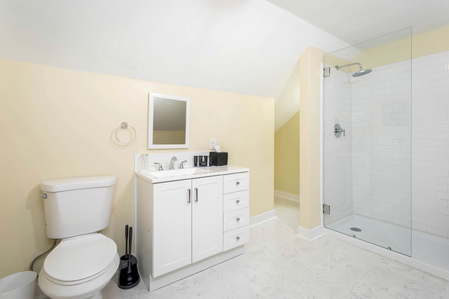 Exotic Mountain Hideaway Suite with Timeless Charm near Shenandoah National Park Virginia