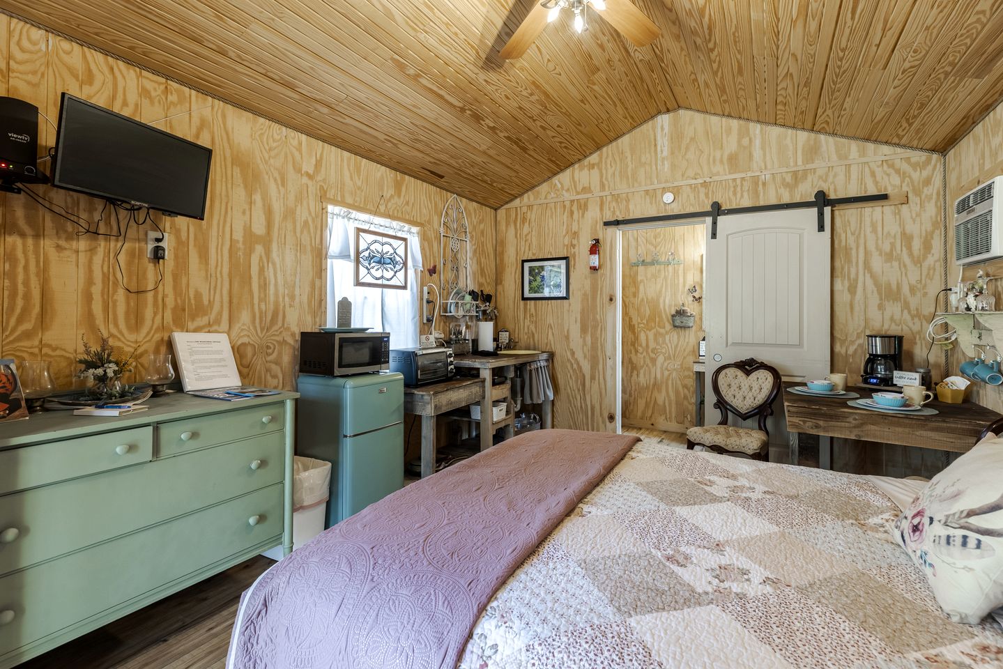 Charming Ranch Cabin with Milky Way Stargazing near Mountain Home, Texas