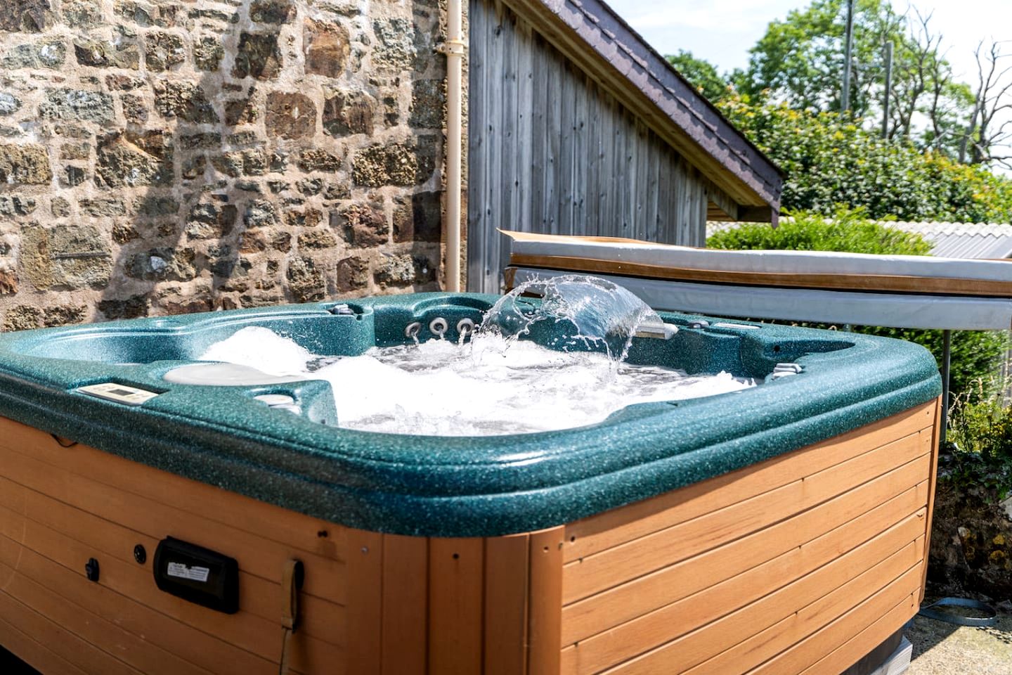 Charming Cottage with Hot Tub & Games Room near Llawhaden, Pembrokeshire