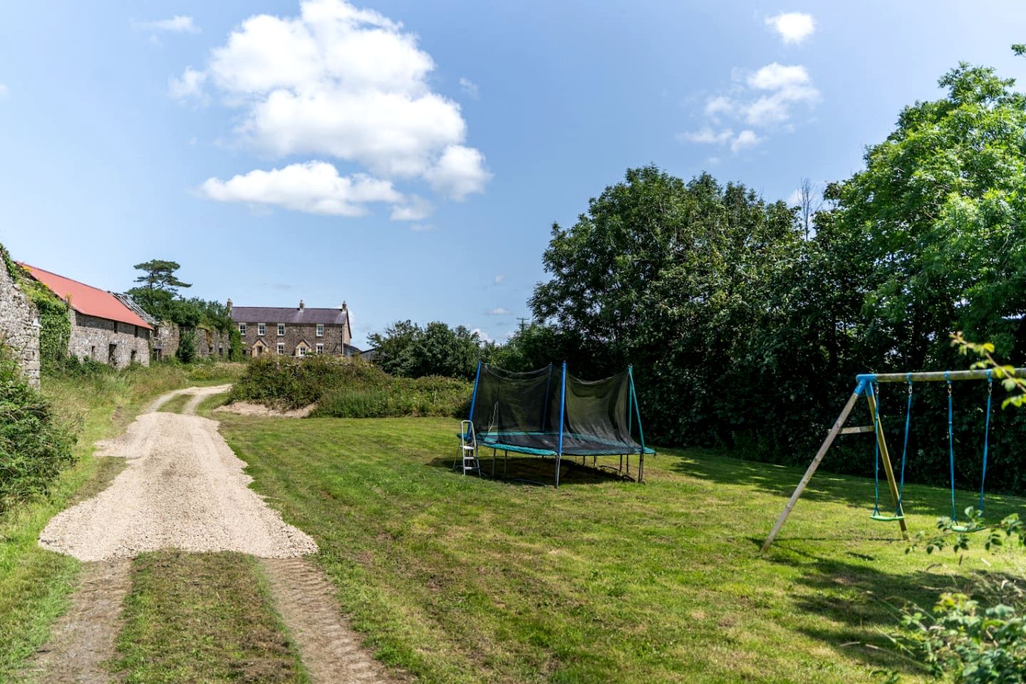 Charming Cottage with Hot Tub & Games Room near Llawhaden, Pembrokeshire