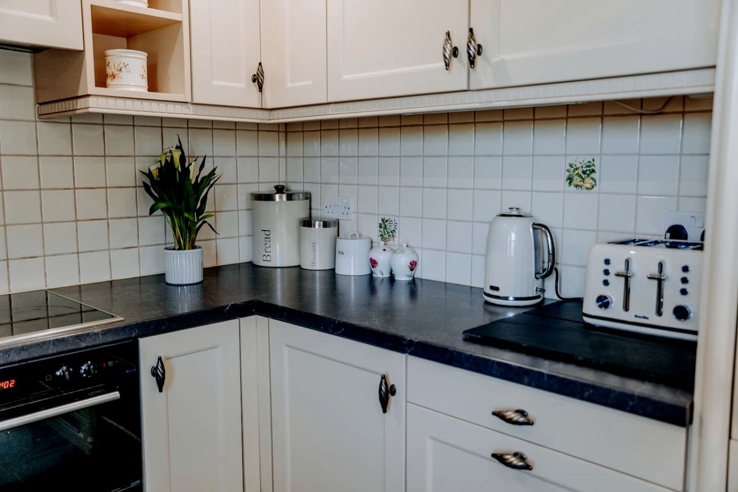 Charming Cottage with Hot Tub & Games Room near Llawhaden, Pembrokeshire