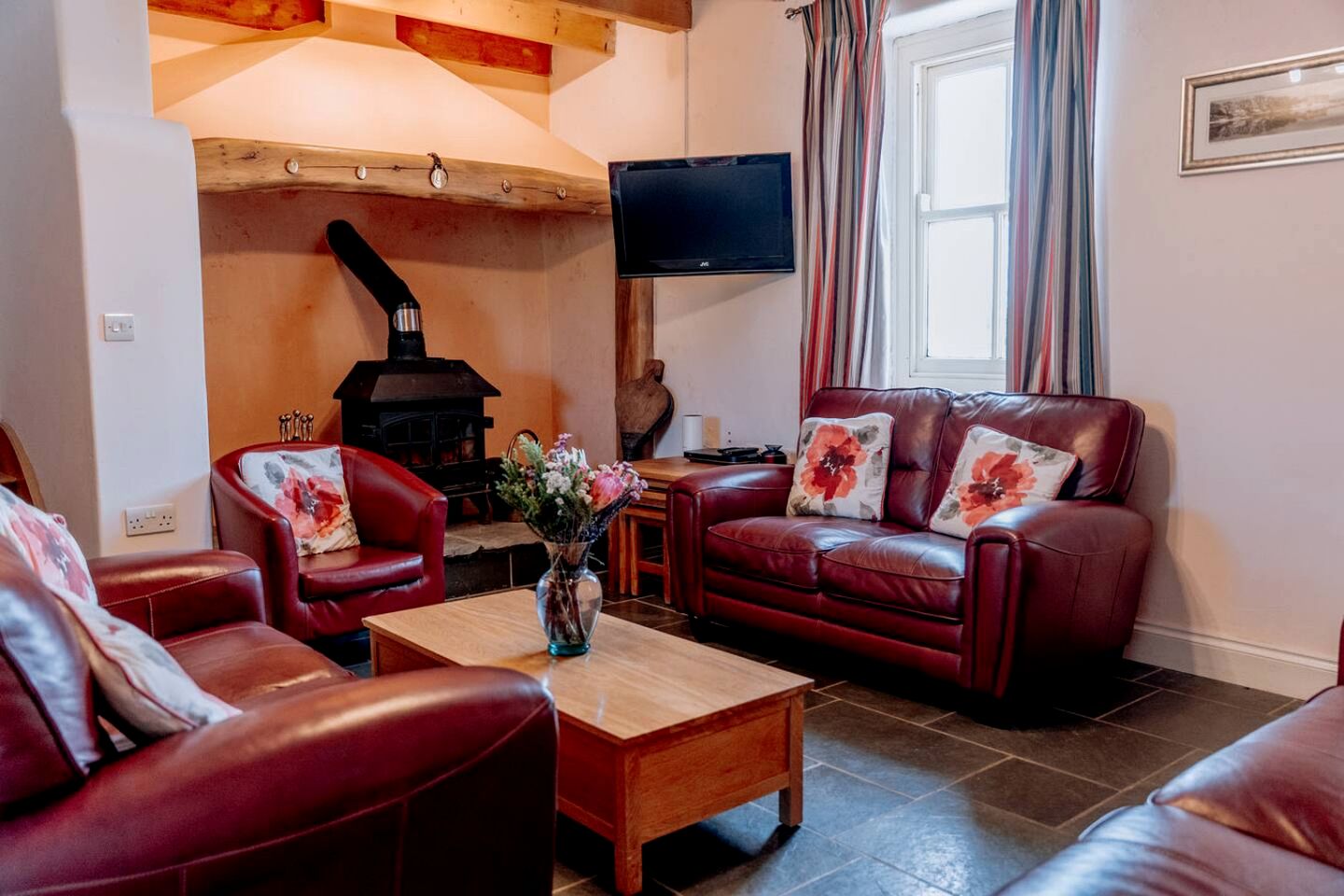 Charming Cottage with Hot Tub & Games Room near Llawhaden, Pembrokeshire