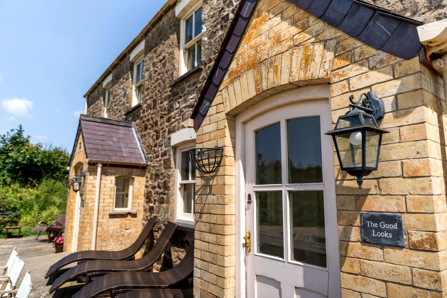 Charming Cottage with Hot Tub & Games Room near Llawhaden, Pembrokeshire