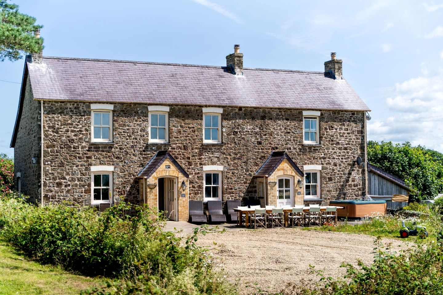Charming Cottage with Hot Tub & Games Room near Llawhaden, Pembrokeshire