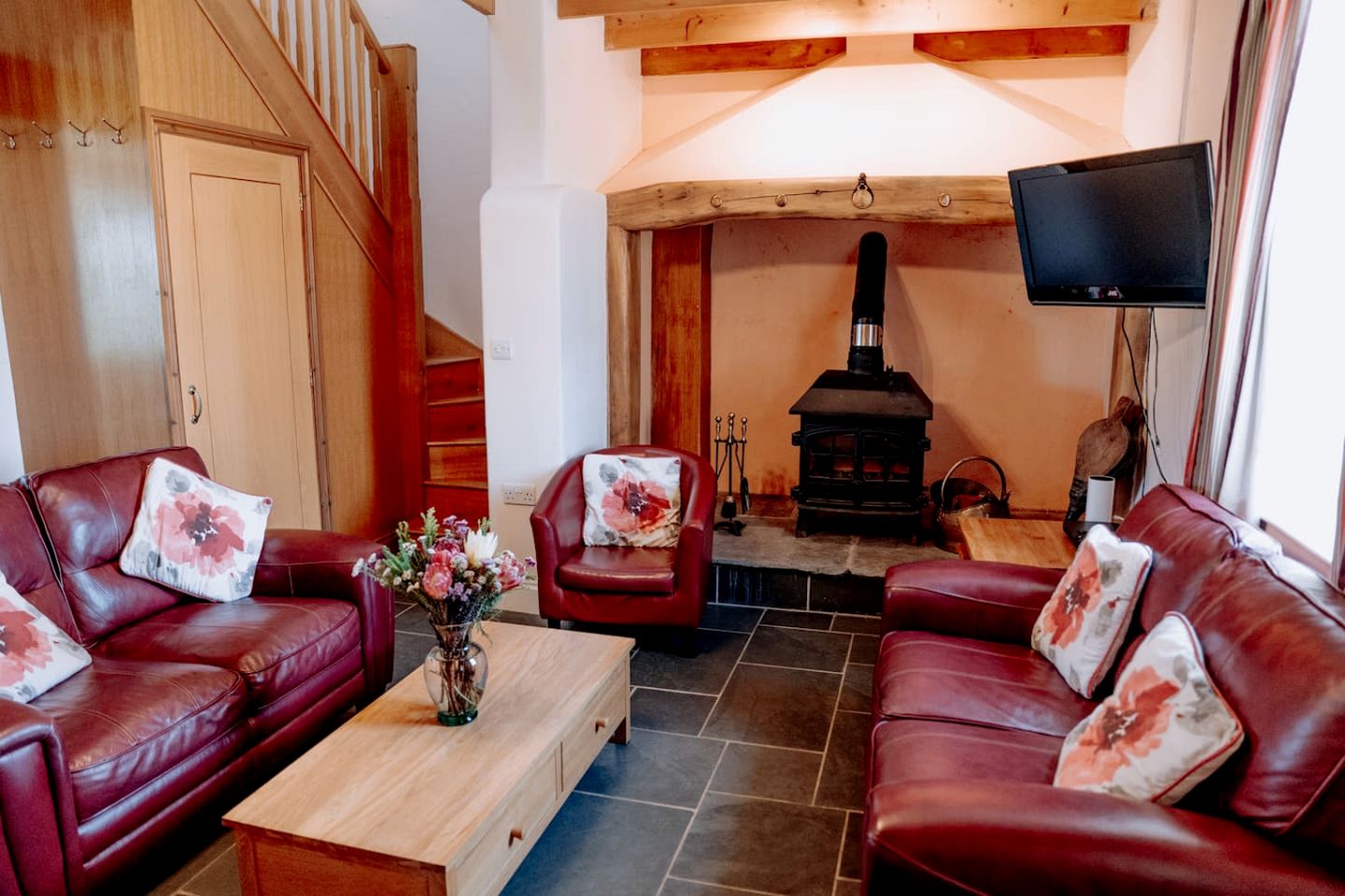 Charming Cottage with Hot Tub & Games Room near Llawhaden, Pembrokeshire