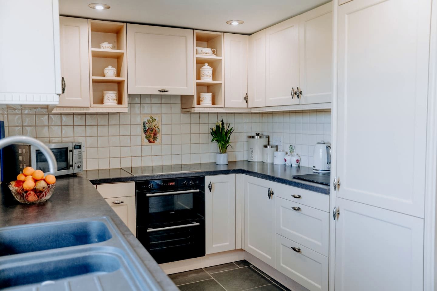 Charming Cottage with Hot Tub & Games Room near Llawhaden, Pembrokeshire