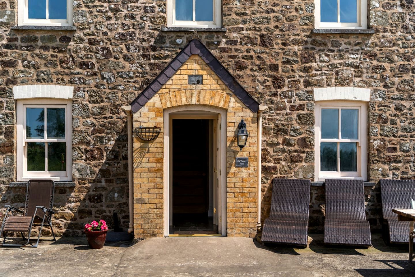 Charming Cottage with Hot Tub & Games Room near Llawhaden, Pembrokeshire