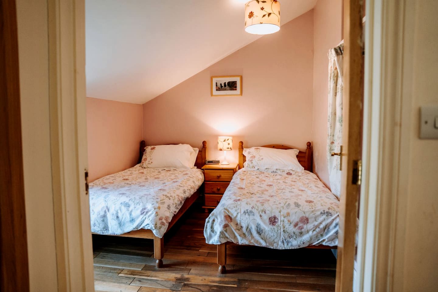 Charming Cottage with Hot Tub & Games Room near Llawhaden, Pembrokeshire
