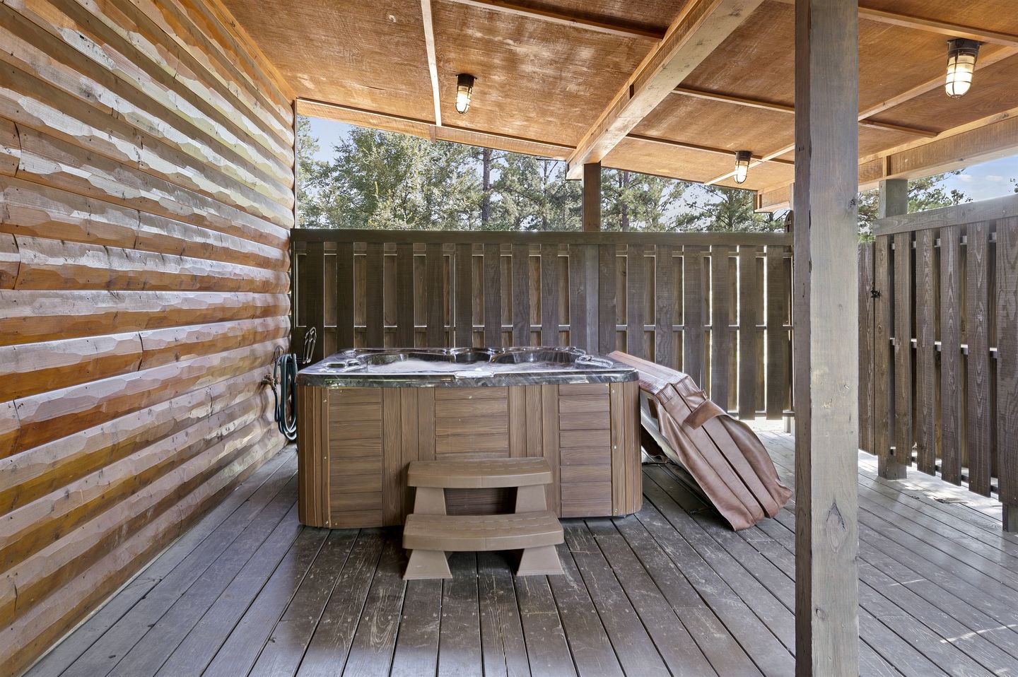 Charming Rustic Retreat with Hot-Tub and Equipped Deck in Broken Bow, Oklahoma
