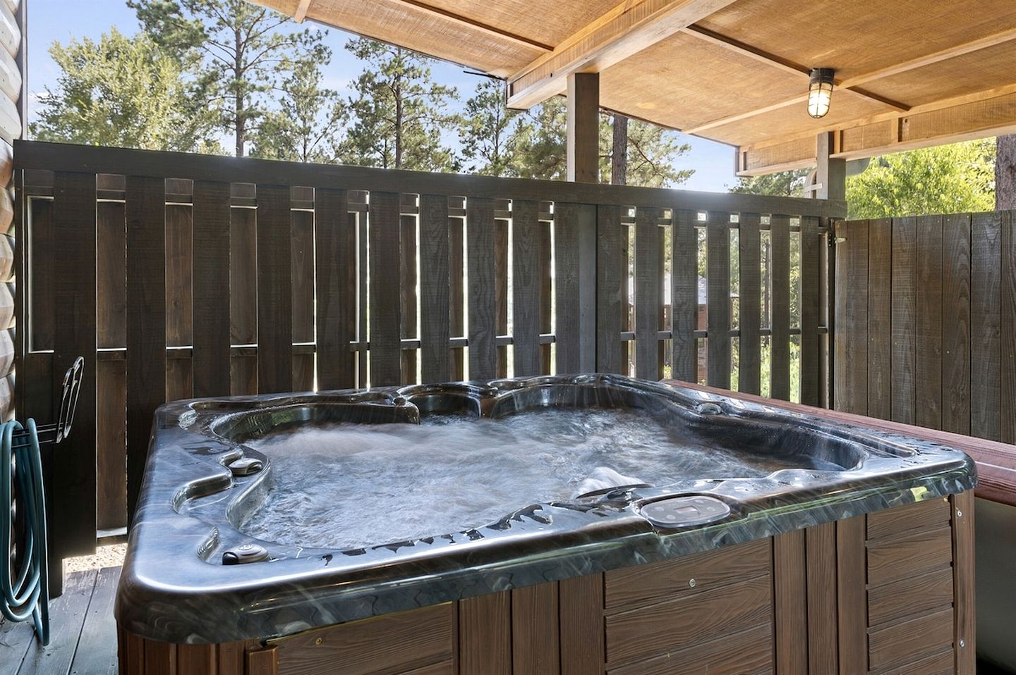 Charming Rustic Retreat with Hot-Tub and Equipped Deck in Broken Bow, Oklahoma