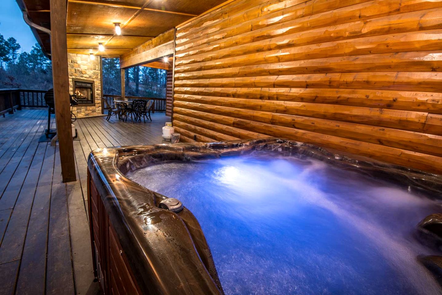 Charming Rustic Retreat with Hot-Tub and Equipped Deck in Broken Bow, Oklahoma