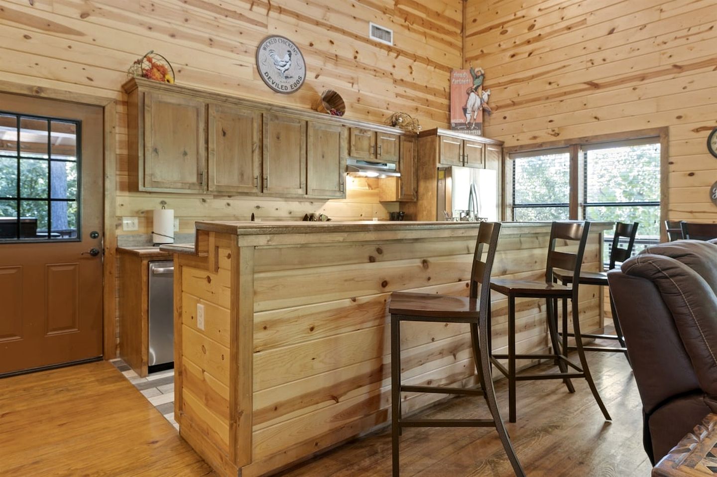 Charming Rustic Retreat with Hot-Tub and Equipped Deck in Broken Bow, Oklahoma