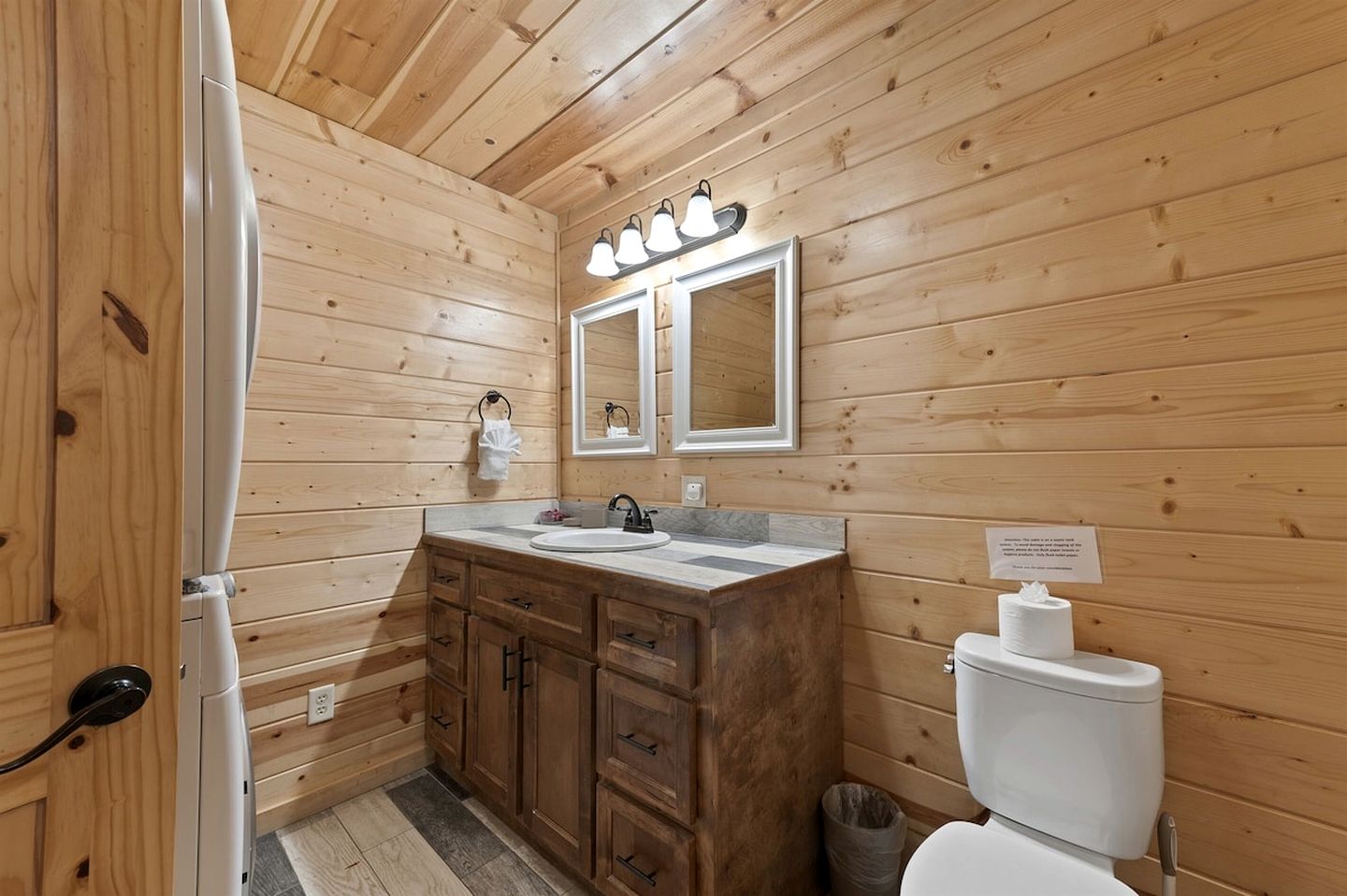 Charming Rustic Retreat with Hot-Tub and Equipped Deck in Broken Bow, Oklahoma