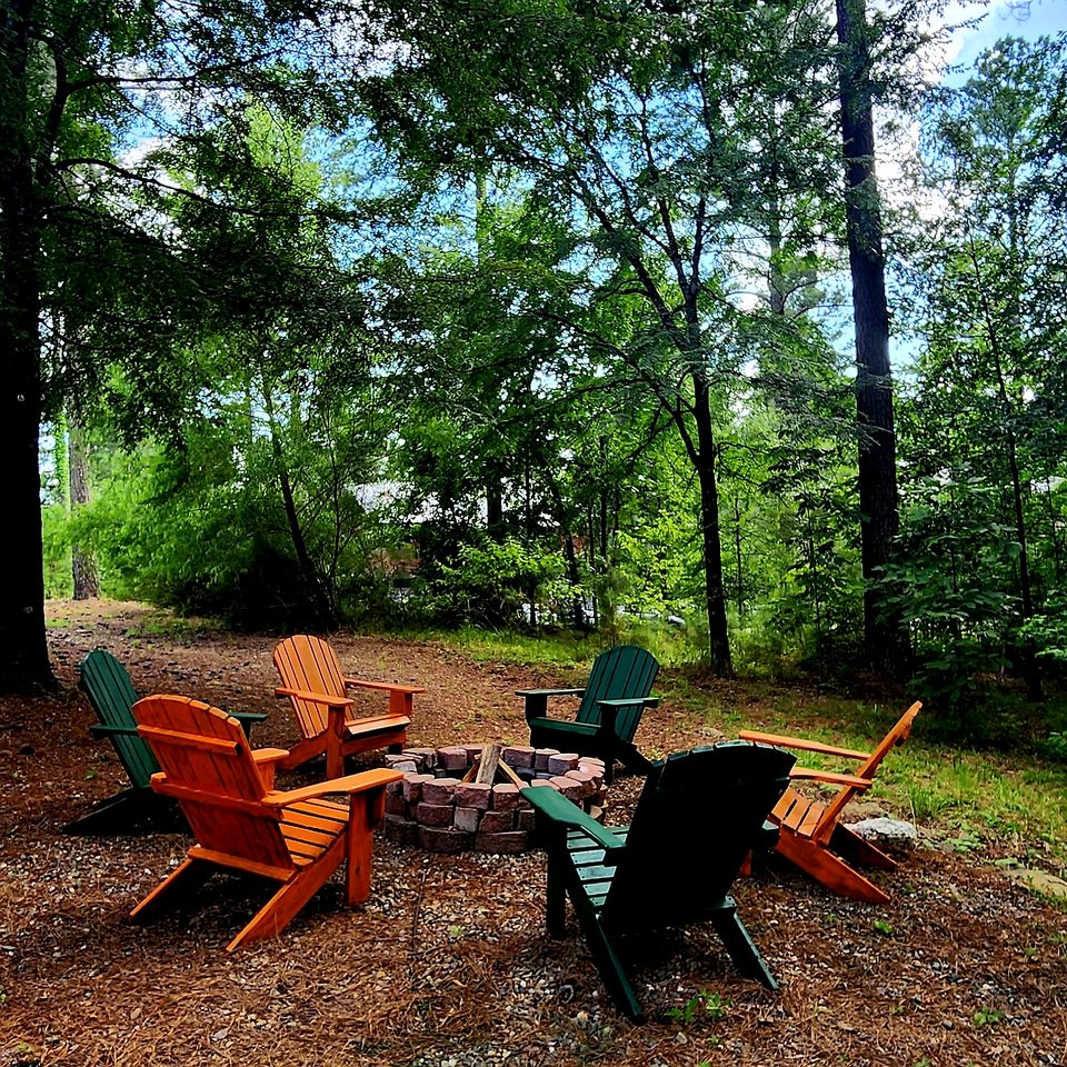 Charming Rustic Retreat with Hot-Tub and Equipped Deck in Broken Bow, Oklahoma
