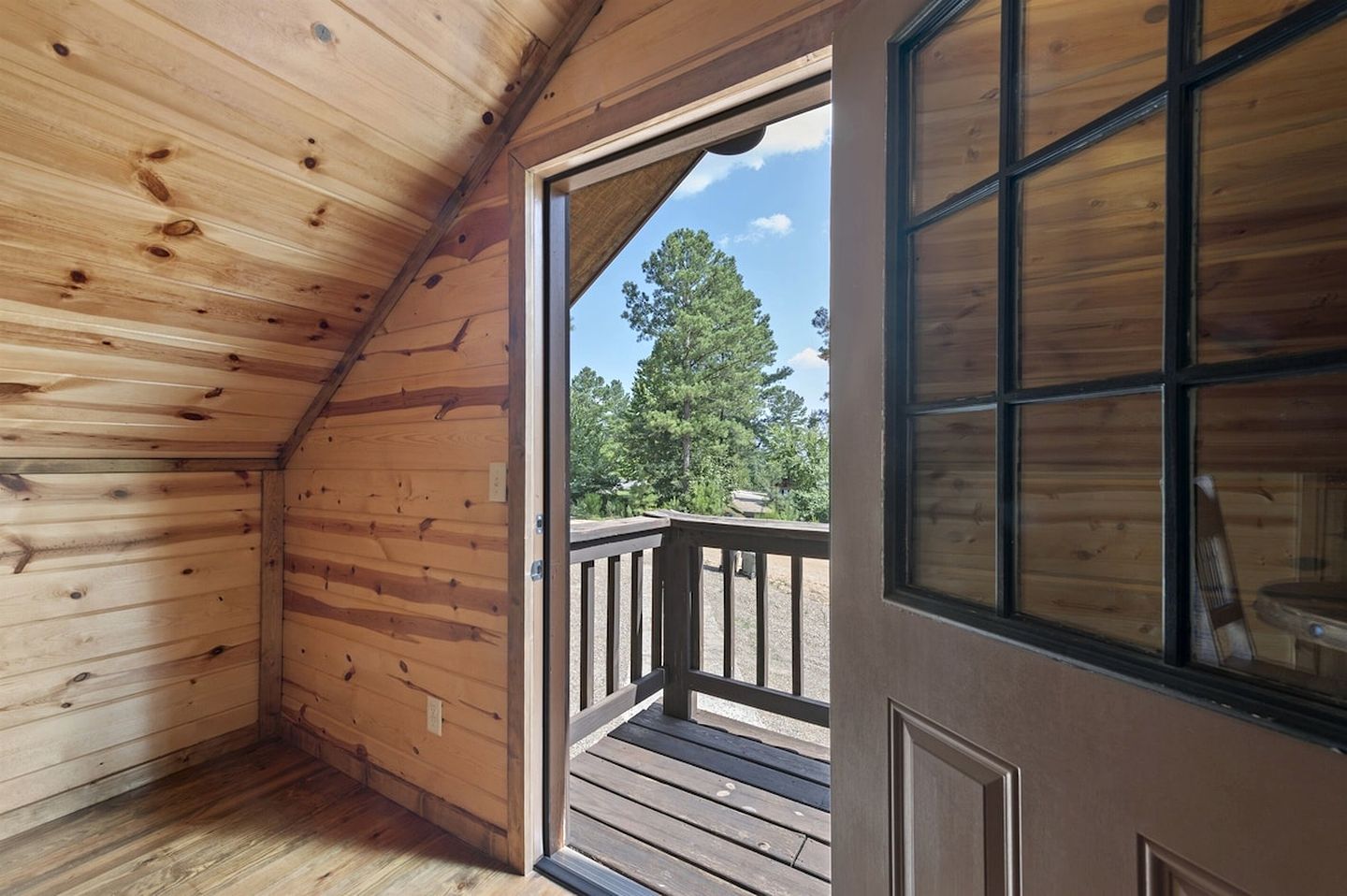 Charming Rustic Retreat with Hot-Tub and Equipped Deck in Broken Bow, Oklahoma