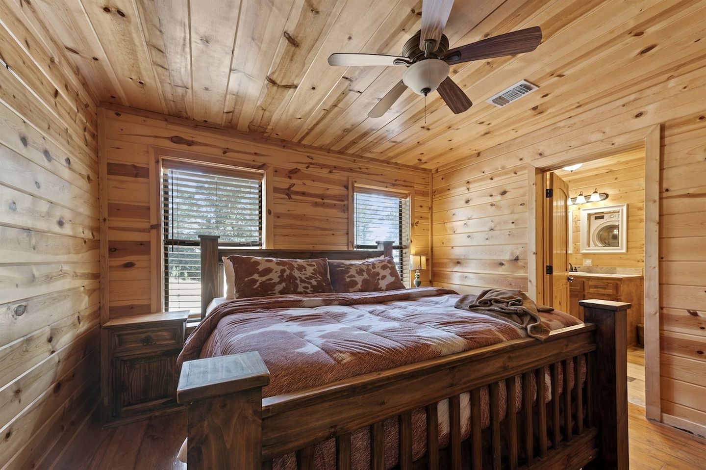 Charming Rustic Retreat with Hot-Tub and Equipped Deck in Broken Bow, Oklahoma